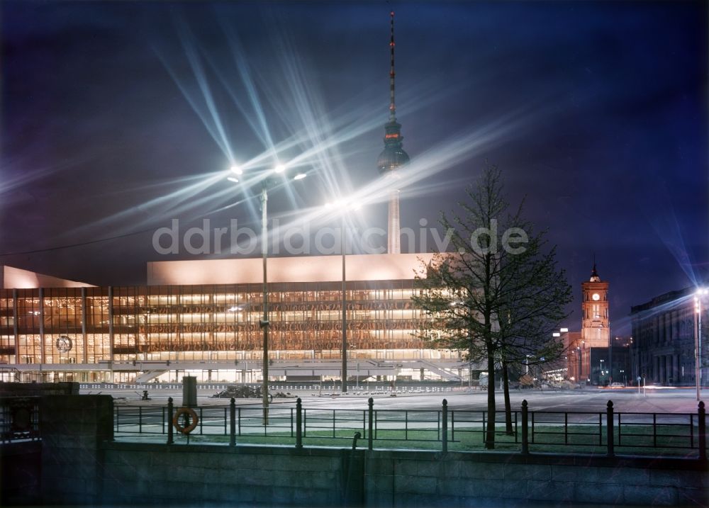 Berlin bei Nacht von oben - Palast der Republik bei Nacht in Berlin, der ehemaligen Hauptstadt der DDR, Deutsche Demokratische Republik