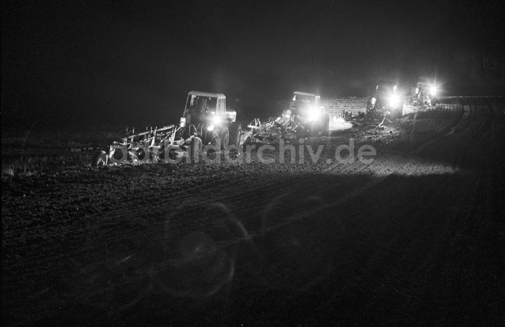 Nachtluftbild Wilmersdorf - Pflügen eines Feldes bei Nacht in Wilmersdorf