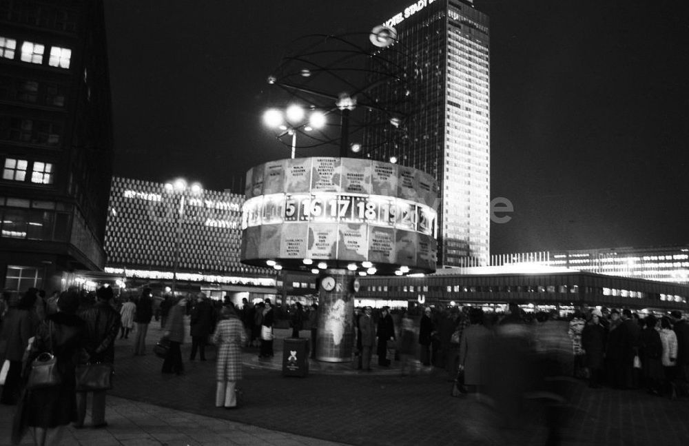 Nacht-Luftaufnahme Berlin - Weltzeituhr bei Nacht am Alexanderplatz in Berlin-Mitte