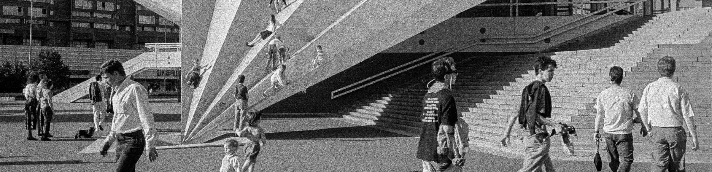 Spielende und kletternde Kinder auf der Fernsehturmfalte in Berlin in der DDR